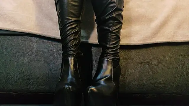 Snapshot of MilaDeRoux chatting on February 2026 03:33:01 AM MilaDeRoux online show from February 2026 03:33:01 AM