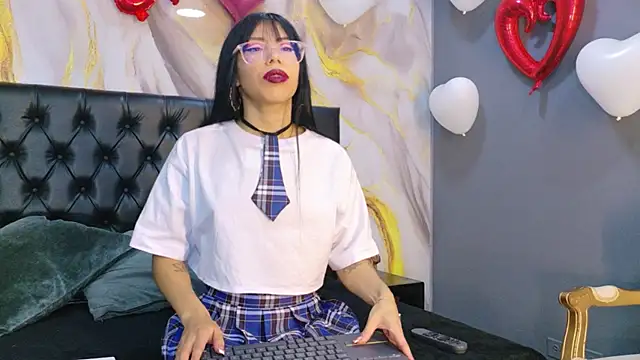 Snapshot of MilaDeRoux chatting on February 2026 04:19:02 AM MilaDeRoux online show from February 2026 04:19:02 AM