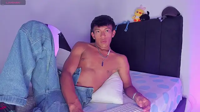 santinaughty online show from April 2026 12:33:01 AM