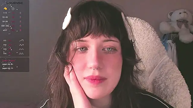 Snapshot of MePretty chatting on November 2025 01:09:02 AM MePretty online show from November 2025 01:09:02 AM