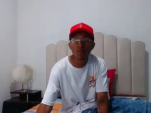 BobbyHot 4u online show from December 2025 01:16:02 PM