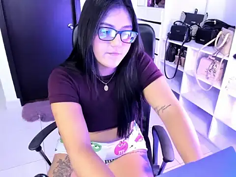 Snapshot of cristina697 chatting on February 2026 04:21:01 AM cristina697 online show from February 2026 04:21:01 AM