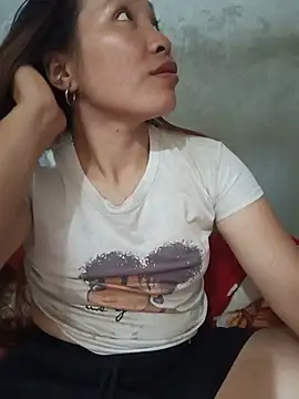 Snapshot of Evelyn-n chatting on July 2026 06:28:01 AM Evelyn-n online show from July 2026 06:28:01 AM