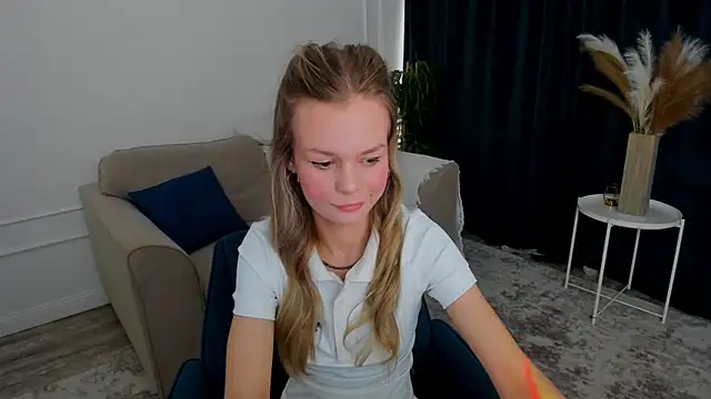 Snapshot of MidnighteAura chatting on June 2026 05:06:02 PM MidnighteAura online show from June 2026 05:06:02 PM