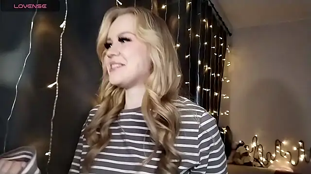 Snapshot of LunaPeony chatting on December 2025 06:51:01 AM LunaPeony online show from December 2025 06:51:01 AM