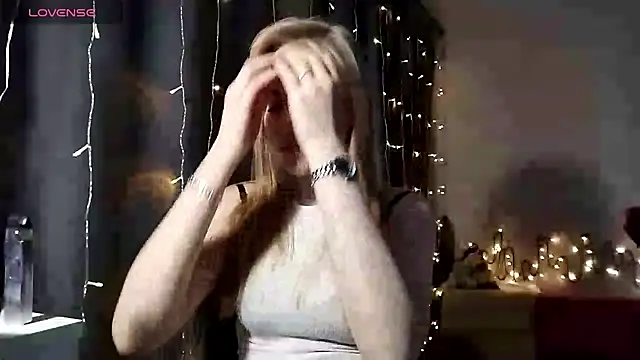 Snapshot of LunaPeony chatting on December 2025 05:47:01 AM LunaPeony online show from December 2025 05:47:01 AM