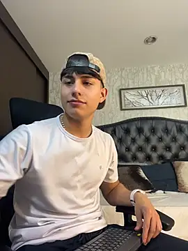 Lander Cruz online show from April 2026 08:09:01 PM