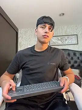 Snapshot of Lander_Cruz chatting on June 2026 06:13:01 PM Lander Cruz online show from June 2026 06:13:01 PM