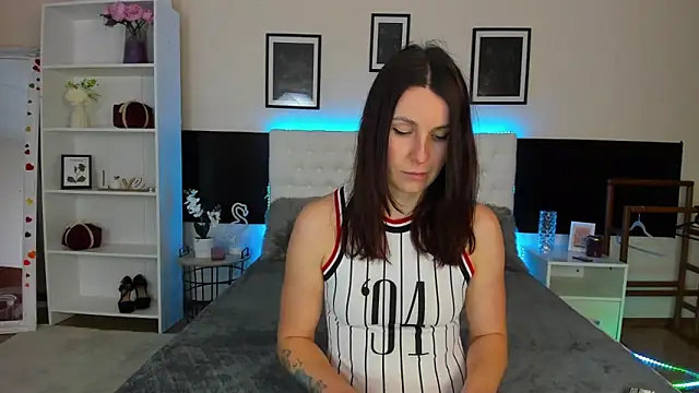 KiraNeeww online show from February 2026 07:02:02 AM