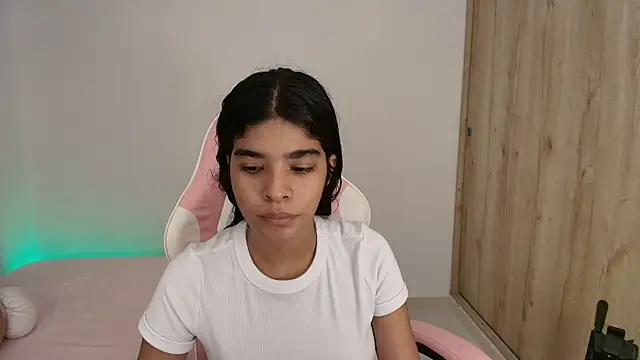 Snapshot of phia_carter chatting on June 2026 12:21:02 AM phia carter online show from June 2026 12:21:02 AM