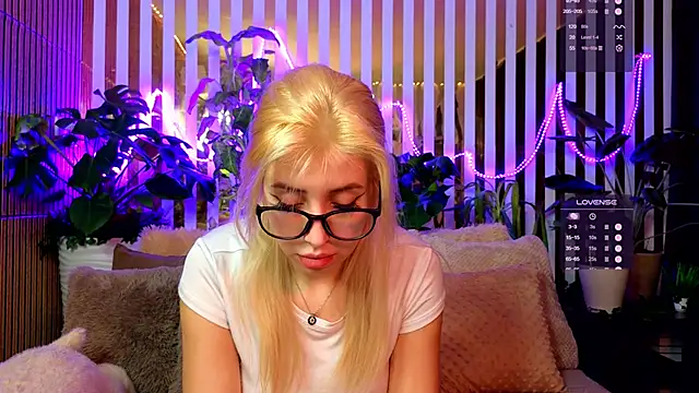 FlowweerGirl online show from December 2025 09:31:02 PM