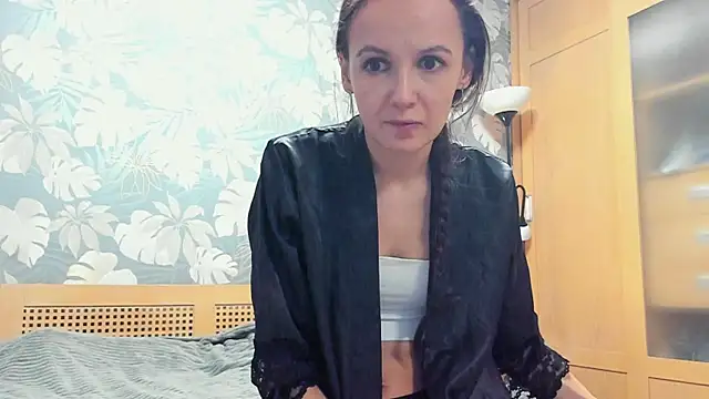 Snapshot of OliviaMuur chatting on December 2025 05:05:01 AM OliviaMuur online show from December 2025 05:05:01 AM