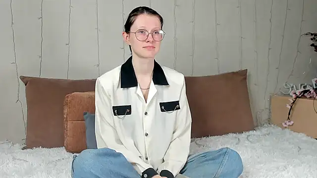 Snapshot of RoxyHerena chatting on December 2025 05:05:01 AM RoxyHerena online show from December 2025 05:05:01 AM