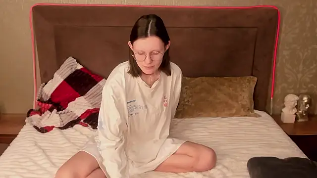 Snapshot of RoxyHerena chatting on January 2026 05:01:02 AM RoxyHerena online show from January 2026 05:01:02 AM