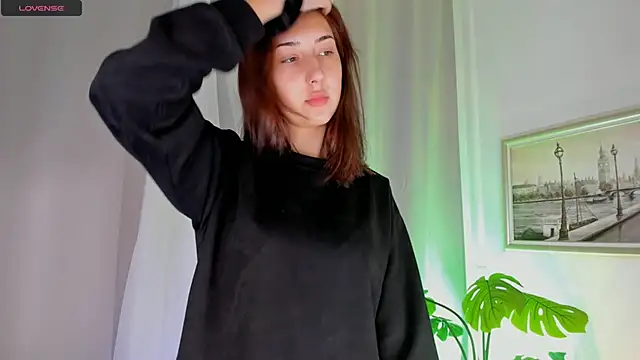 Snapshot of TariLechliter chatting on January 2026 12:30:01 PM TariLechliter online show from January 2026 12:30:01 PM