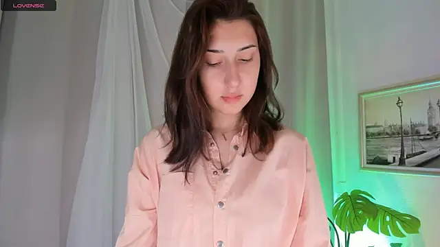 Snapshot of TariLechliter chatting on January 2026 12:07:01 PM TariLechliter online show from January 2026 12:07:01 PM