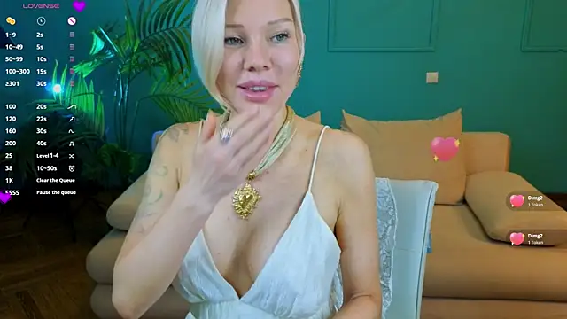 Lindsi Luvviv online show from July 2026 04:35:02 PM