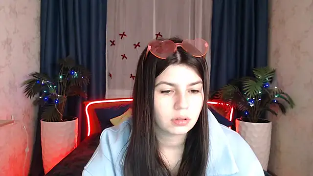 Snapshot of KisaModel chatting on December 2025 01:18:02 PM KisaModel online show from December 2025 01:18:02 PM