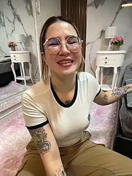 Snapshot of Annyhathatway chatting on May 2026 01:02:04 AM Annyhathatway online show from May 2026 01:02:04 AM
