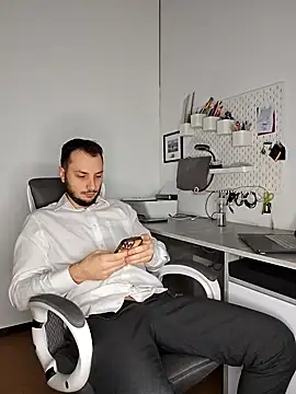 Lovebackground online show from December 2024 11:30:02 AM