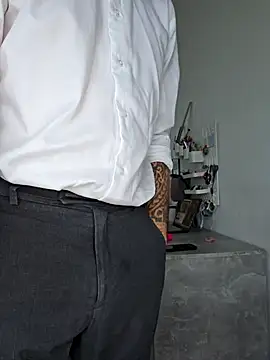 Lovebackground online show from October 2025 07:52:01 AM