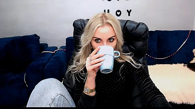 Snapshot of Hanna--Sweet chatting on December 2025 11:37:02 AM Hanna--Sweet online show from December 2025 11:37:02 AM