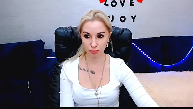 Snapshot of Hanna--Sweet chatting on December 2025 10:33:01 AM Hanna--Sweet online show from December 2025 10:33:01 AM