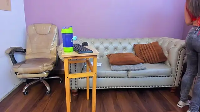 dahianeconnor online show from April 2026 11:37:02 AM