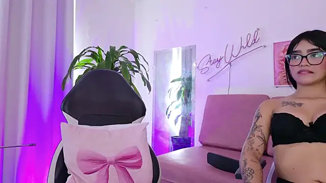 Emmy And Luna online show from April 2026 12:17:02 PM