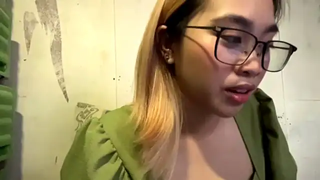 Snapshot of LenoraFrailey chatting on December 2025 02:07:02 AM LenoraFrailey online show from December 2025 02:07:02 AM