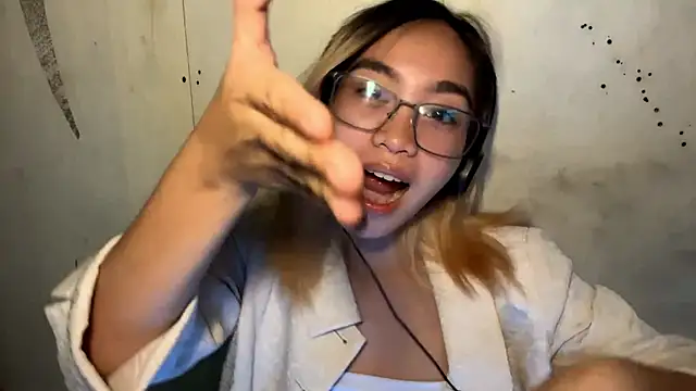 Snapshot of LenoraFrailey chatting on December 2025 05:48:02 AM LenoraFrailey online show from December 2025 05:48:02 AM