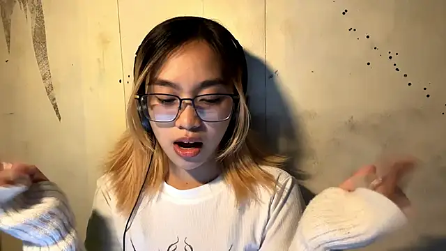 Snapshot of LenoraFrailey chatting on December 2025 10:35:02 AM LenoraFrailey online show from December 2025 10:35:02 AM