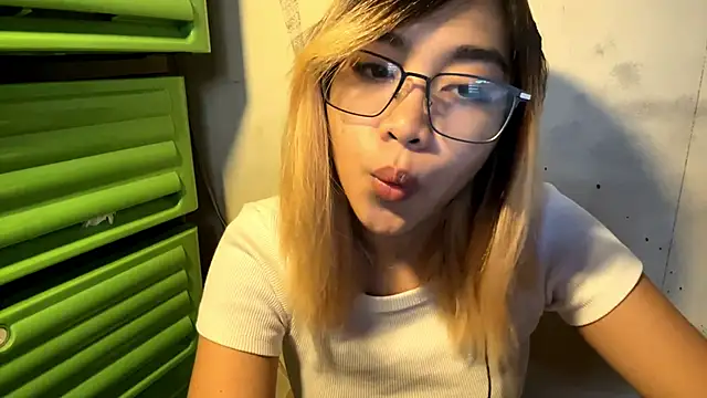 Snapshot of LenoraFrailey chatting on January 2026 04:37:02 AM LenoraFrailey online show from January 2026 04:37:02 AM