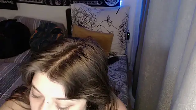 Snapshot of AlienforTwenty chatting on May 2026 04:58:01 PM AlienforTwenty online show from May 2026 04:58:01 PM