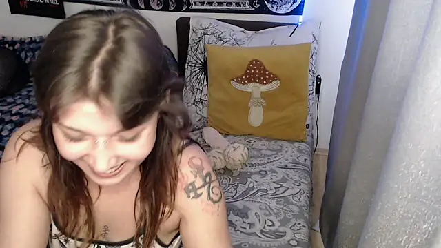 Snapshot of AlienforTwenty chatting on May 2026 06:44:01 AM AlienforTwenty online show from May 2026 06:44:01 AM