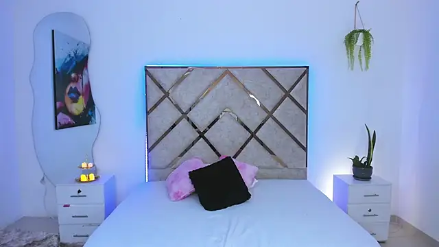 queenie staar online show from March 2026 07:39:01 PM