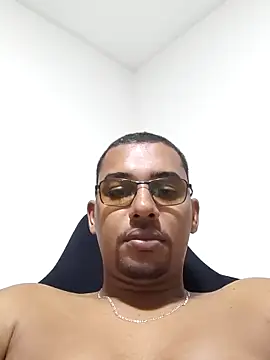 Snapshot of Reis001122 chatting on May 2026 03:22:01 AM Reis001122 online show from May 2026 03:22:01 AM