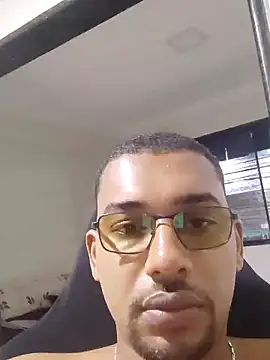 Snapshot of Reis001122 chatting on May 2026 03:12:01 AM Reis001122 online show from May 2026 03:12:01 AM