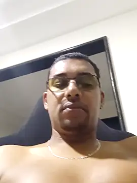 Snapshot of Reis001122 chatting on June 2026 04:26:01 AM Reis001122 online show from June 2026 04:26:01 AM