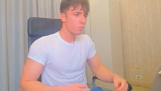 Snapshot of KellenWest chatting on December 2025 05:14:01 AM KellenWest online show from December 2025 05:14:01 AM