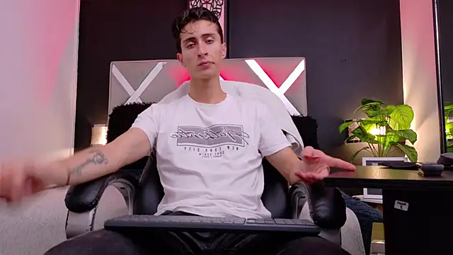 Snapshot of Ithan_Skin chatting on January 2026 11:45:02 AM Ithan Skin online show from January 2026 11:45:02 AM