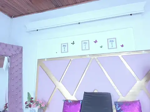 ShantallFoxxie online show from December 2025 12:45:01 PM