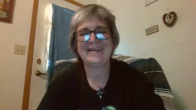 Snapshot of becky1111 chatting on May 2026 12:40:02 AM becky1111 online show from May 2026 12:40:02 AM