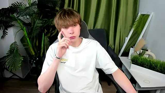 Snapshot of andyyzzz chatting on June 2026 07:07:01 PM andyyzzz online show from June 2026 07:07:01 PM