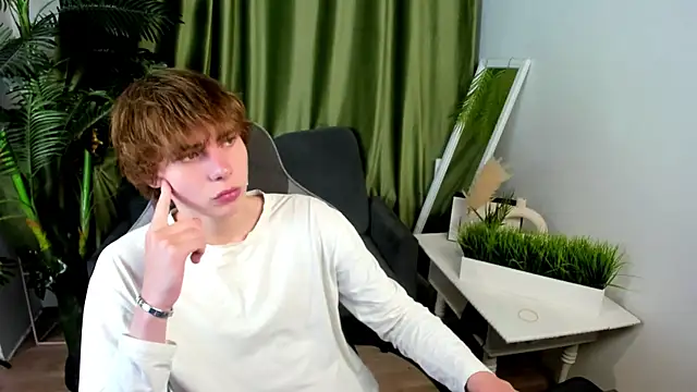 Snapshot of andyyzzz chatting on June 2026 07:53:02 PM andyyzzz online show from June 2026 07:53:02 PM