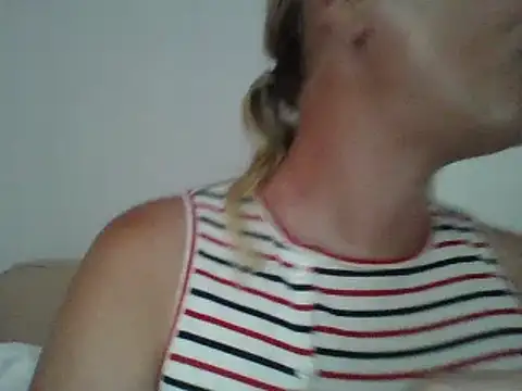 Snapshot of jennyblondeuk chatting on May 2026 04:37:01 PM jennyblondeuk online show from May 2026 04:37:01 PM