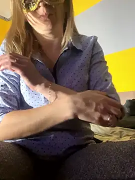 Snapshot of SexyMamiVee chatting on January 2026 06:20:01 PM SexyMamiVee online show from January 2026 06:20:01 PM