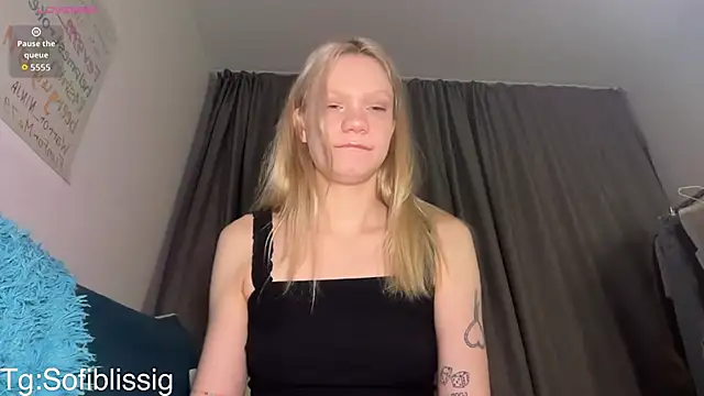 Bl1ssfulSof1 online show from February 2026 06:53:02 PM