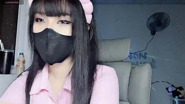 Snapshot of Tieu-May chatting on July 2026 11:19:02 AM Tieu-May online show from July 2026 11:19:02 AM