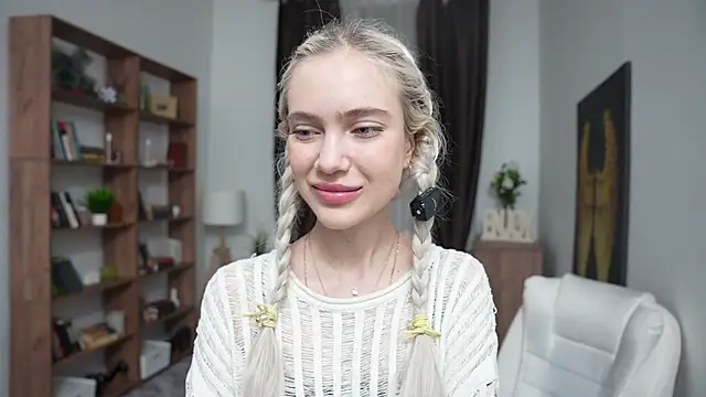 KristalCrowner online show from March 2026 08:41:01 PM